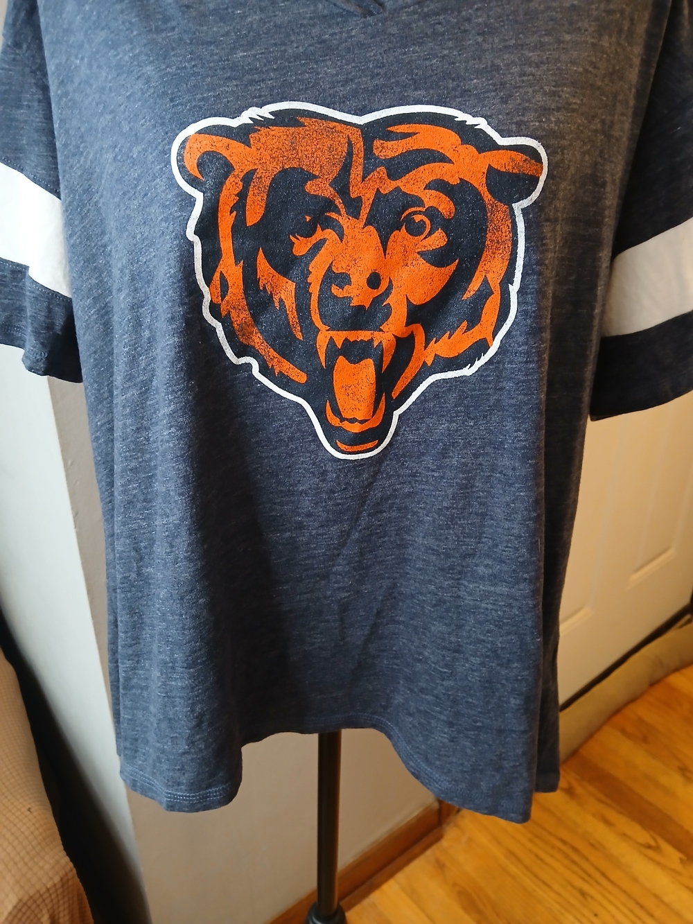 Fabletics Navy V-Neck Chicago Bears Logo Tee with Orange Bear Graphic Women's XL - Picture 4 of 7
